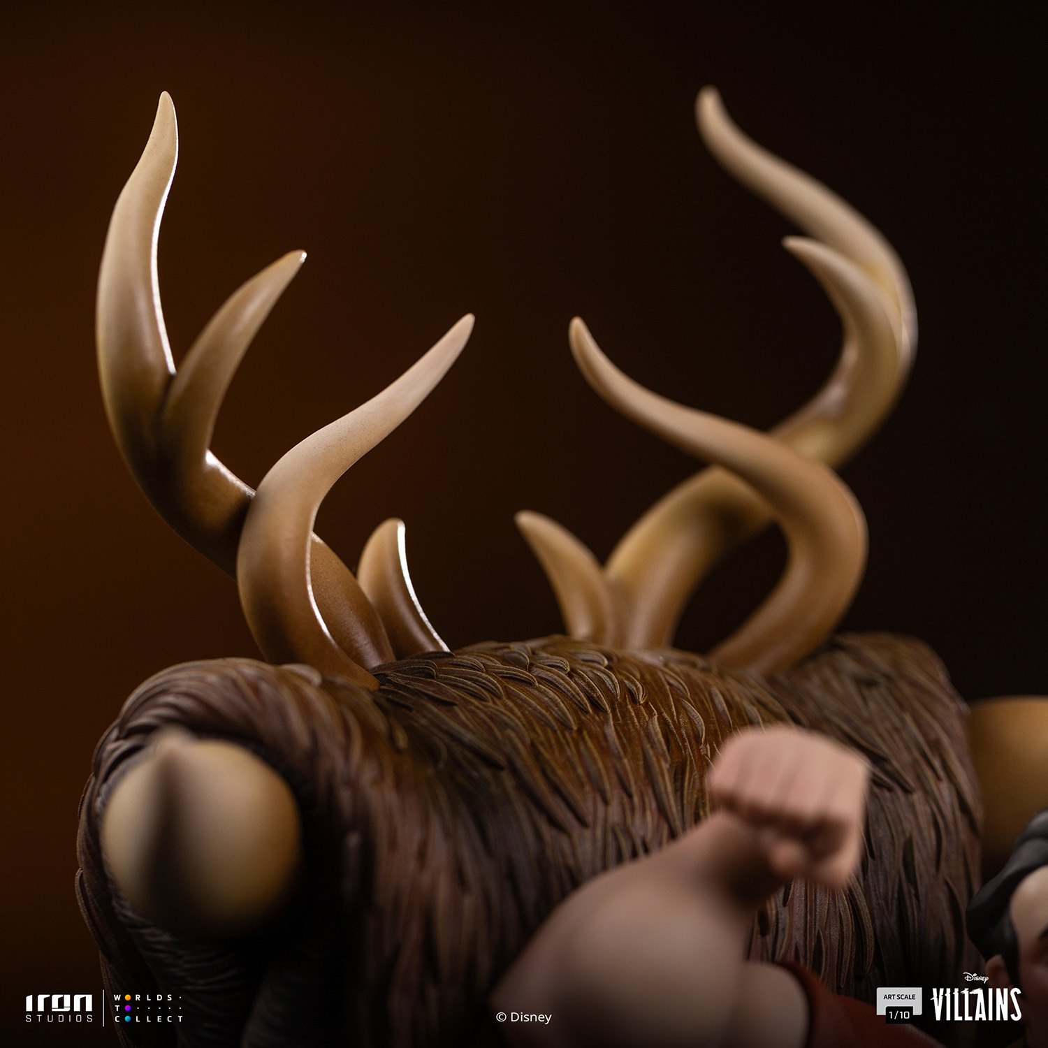 Gaston Deluxe 1:10 Scale Statue by Iron Studios — official photo 10